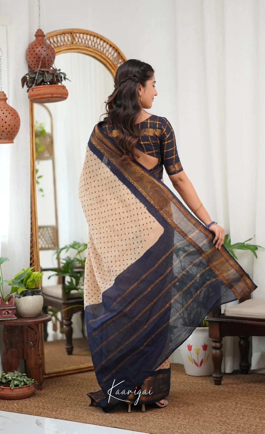 Saaral - Cream and Navy blue Sungudi Saree - Sarees